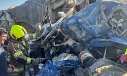 Bariyerlere saplanıp demir yığınına dönen kamyon kabininde can pazarı