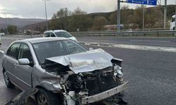 Bilecik’te otomobil beton bariyerlere çarptı: 2 yaralı