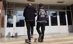 Bir yıldır aranan hükümlü, araç içinde güneşlikle yüzünü kameralardan gizlemeye çalışırken yakalandı