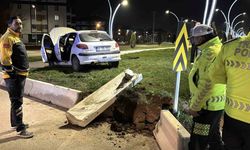 Bolu’da kontrolden çıkan otomobil refüje çarptı