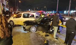 Bursa'da gece yarısı kaza anı kamerada : 1'i ağır 4 yaralı