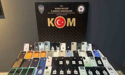 Bursa’da piyasa değeri 3 milyon lira olan kaçak cep telefonları ve USB kablolar ele geçirildi