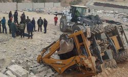 Çalışma sırasında yol çöktü, devrilen kepçenin operatörü yaralandı