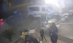 Çeşme'de otomobilin polis aracına çarptığı anlar kameraya yansıdı