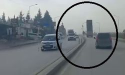 Damperi açık hafriyat kamyonu trafik ışıklarına çarptı