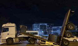 Demir rulo yüklü dorse ortadan ikiye ayrıldı