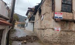 Denizli’de metruk kerpiç binanın duvarı çöktü