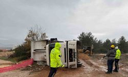 Devrilen kamyonda sıkışan sürücüsü yaralandı