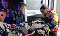 Devrilen traktörün altında kalan kadın yaralandı