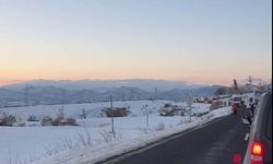 Diyarbakır'da tır devrildi, yol ulaşıma kapandı