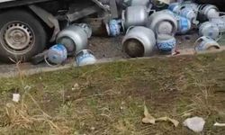 Diyarbakır’da tüplerin yola savrulduğu kaza ucuz atlatıldı