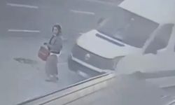 Dolmuş bekleyen kadın minibüsün altında böyle kaldı