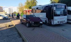 Ehliyetsiz sürücünün kullandığı otomobil halk otobüsü ve motosiklete çarptı: 1 yaralı