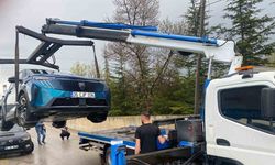 Elektrikli otomobilin yakınına yıldırım düştü, milyonluk araç ’hurda’ oldu