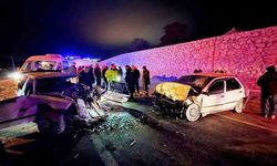 Emet'te iki araç kafa kafaya çarpıştı: 4 yaralı