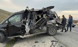 Emniyet şeridindeki VIP yolcu taşıma aracına kamyonet çarptı