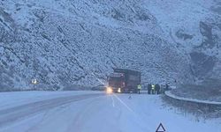 Erzurum-Erzincan karayolunda ağır tonajlı araçların geçişine izin verilmiyor