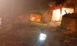 Feke’de ev yangını: bir ev kül oldu, lojman zarar gördü