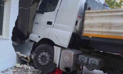 Freni boşalan tır, direk ve otomobile ardından fırına çarptı: 5 keçi telef oldu