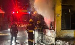 Gece yarısı iş yeri yangını: Kepenkler ve camlar kırıldı