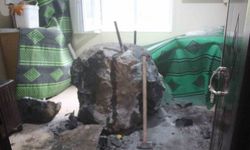 Giresun’da riskli bölgedeki kayalar kaldırılırken kopan kaya parçası evin içerisine girdi