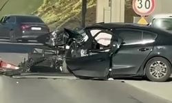 Gişelere çarpan otomobil kullanılamaz hale geldi, 2 kişi ağır yaralandı