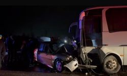 Gönen'de işçi servisi ile otomobil çarpıştı: 1 ölü, 13 yaralı