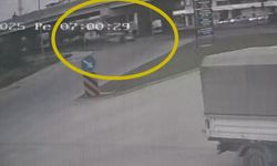 Hafif ticari aracın çarptığı yaya yola savruldu, kaza anı güvenlik kamerasına yansıdı