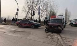 Bursa'da hafif ticari araçlar çarpıştı: 3'ü çocuk 7 yaralı
