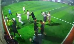 Halı sahada tekme-tokat kavga kameraya yansıdı