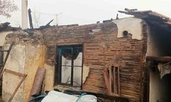 Hisarcık’ta çıkan yangında deprem konutu kullanılmaz hale geldi
