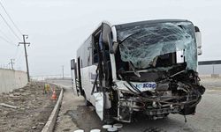 İşçi servisi tır dorsesine arkadan çarptı: 22 yaralı