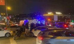 Işık ihlali yapan otomobil, iki motosiklete çarptı