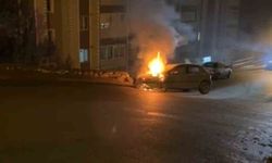 İstinat duvarına çarpan otomobil alev aldı