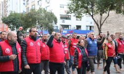 İzmir Büyükşehir işçilerinden çıplak ayaklı protesto