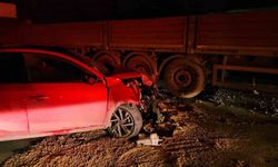 Kağıthane’de makas atan sürücü, park halindeki tıra çarptı: 2 yaralı