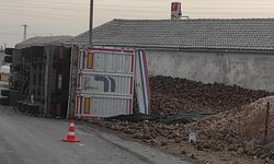 Karapınar'da pancar yüklü tır devrildi: 1 yaralı