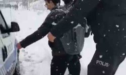 Karda mahsur kalan öğrencilere emniyet ekipleri yetişti