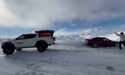 Karda mahsur kalan sürücünün yardımına yetişti