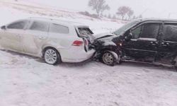 Karlı yolda araçlar çarpıştı: 1 yaralı