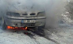 Kars'ta park halindeki otomobil alevlere teslim oldu