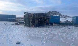 Kars'ta yük treni kamyon ile çarpıştı: 1 ölü