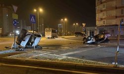 Kavşaktaki kazada otomobillerden biri yan yattı, diğeri takla attı: 2 yaralı