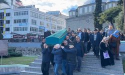 Kaza süsüyle eşini ve çocuğunu öldürdükten sonra intihar eden doktor Samsun’da toprağa verildi