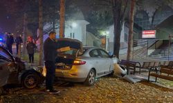 Kaza yapan otomobiller cami bahçesine girdi