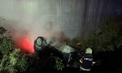 Kaza yapıp ters dönen elektrikli araçtaki yangına ekipler müdahale etti