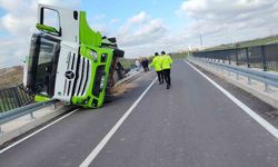 Kırklareli’de yem yüklü tır köprüde devrildi