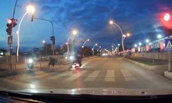 Kırmızı ışık ihlali yapan motosikletli yayaya çarptı, 2 kişi yaralandı: O anlar kamerada
