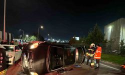 Kontrolden çıkan otomobil park halindeki araçlara çarpıp yan yattı