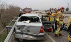 Kontrolden çıkan otomobil refüje ve bariyerlere çarptı: 1 ölü, 1 yaralı